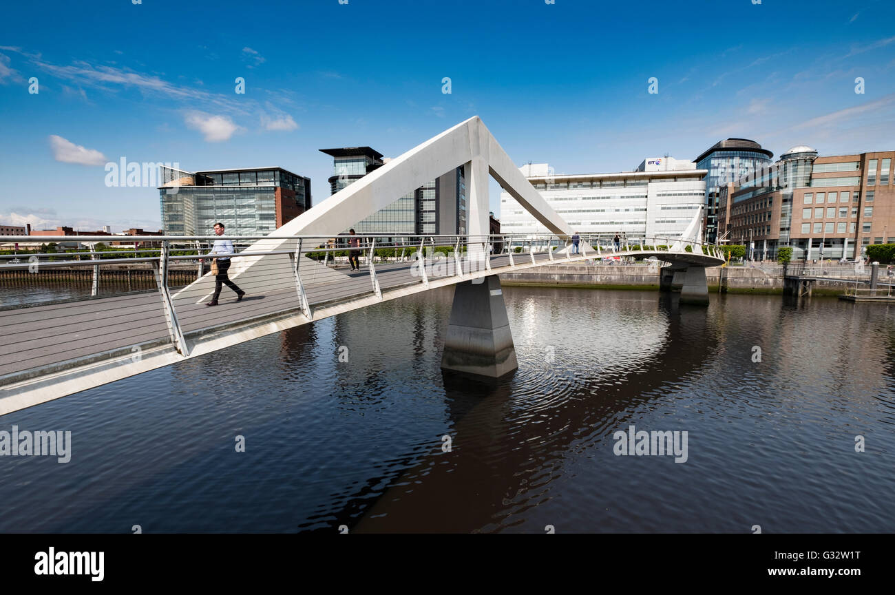 Tradeston Brücke, moderne Fußgängerbrücke überqueren des Flusses Clyde am Broomielaw in Glasgow, Vereinigtes Königreich Stockfoto