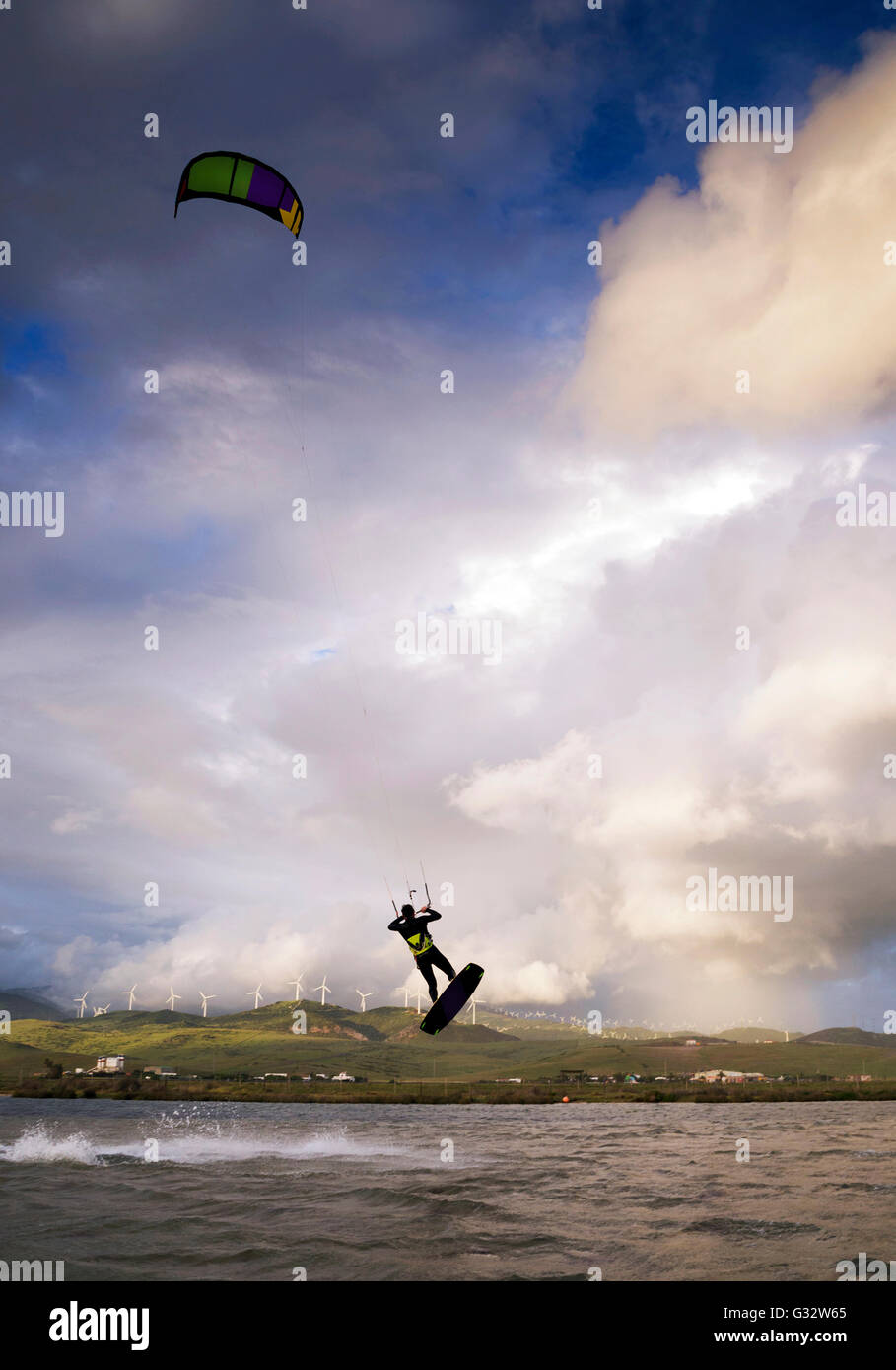 Mann-Kite-surfen, Los Lances Lagune, Tarifa, Andalusien, Spanien Stockfoto