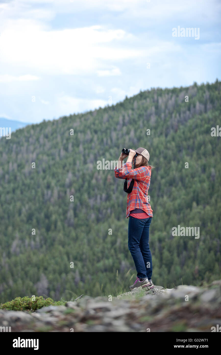 Frau, die durch das Fernglas schaut, Colorado, USA Stockfoto