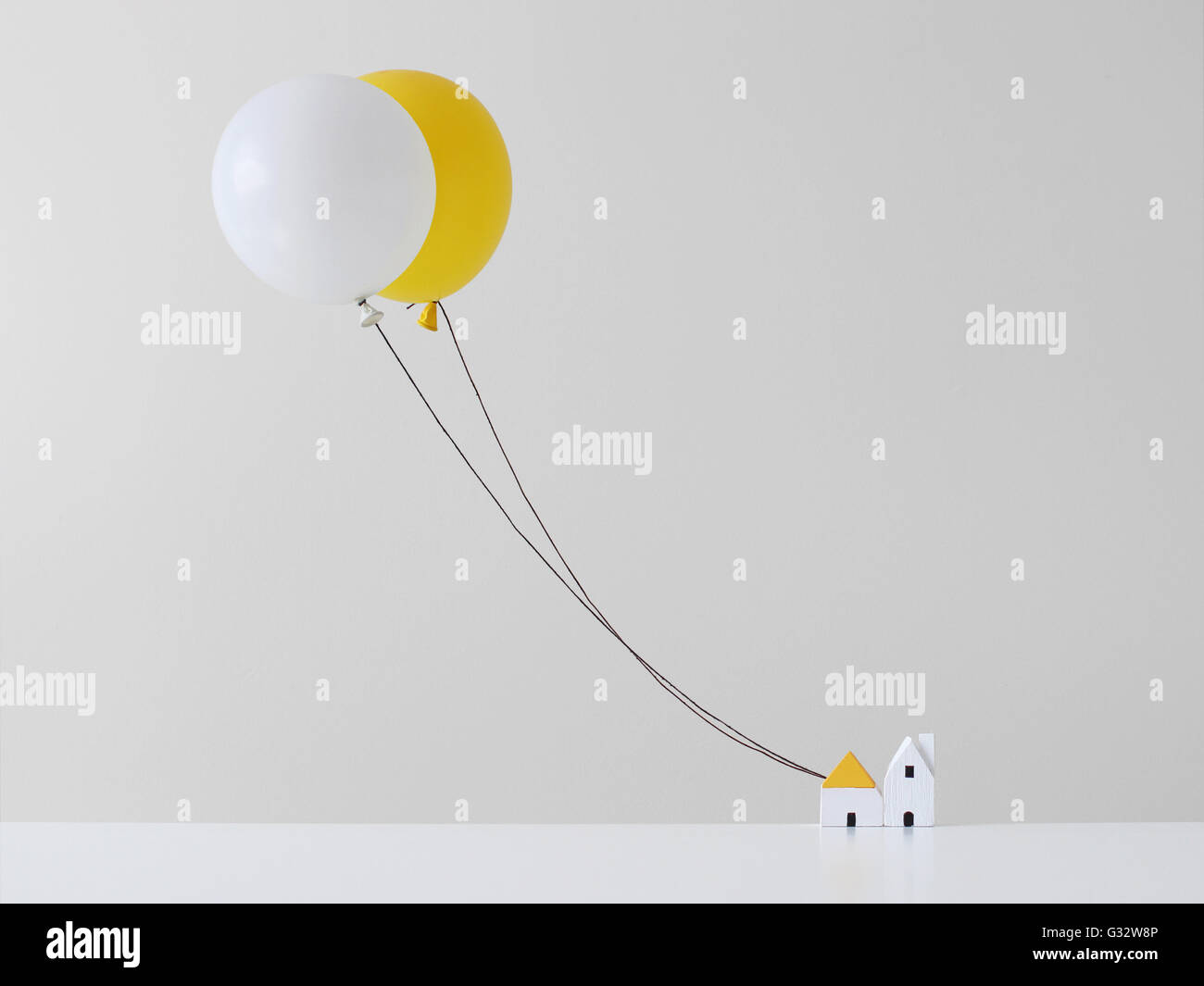 Konzeptionelle Sonne und Mond schwebt über Haus Stockfoto