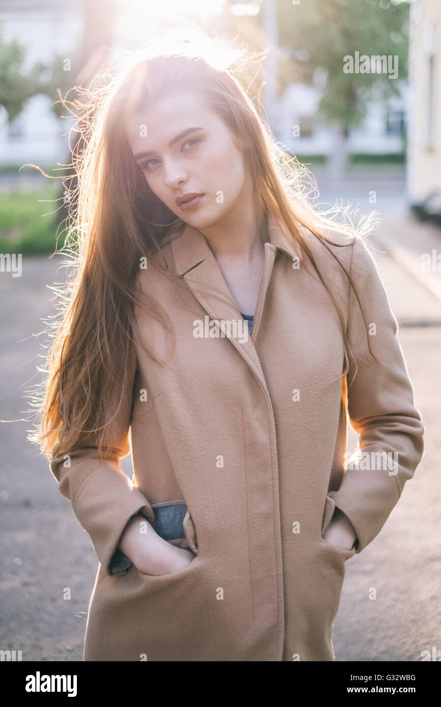 Porträt einer jungen Frau mit Händen in Tasche Stockfoto