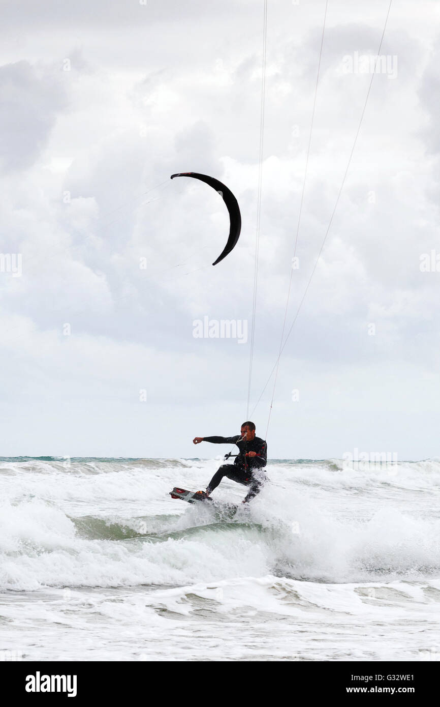 Mann-Kite-surfen, Strand Los Lances, Tarifa, Cadiz, Spanien Stockfoto