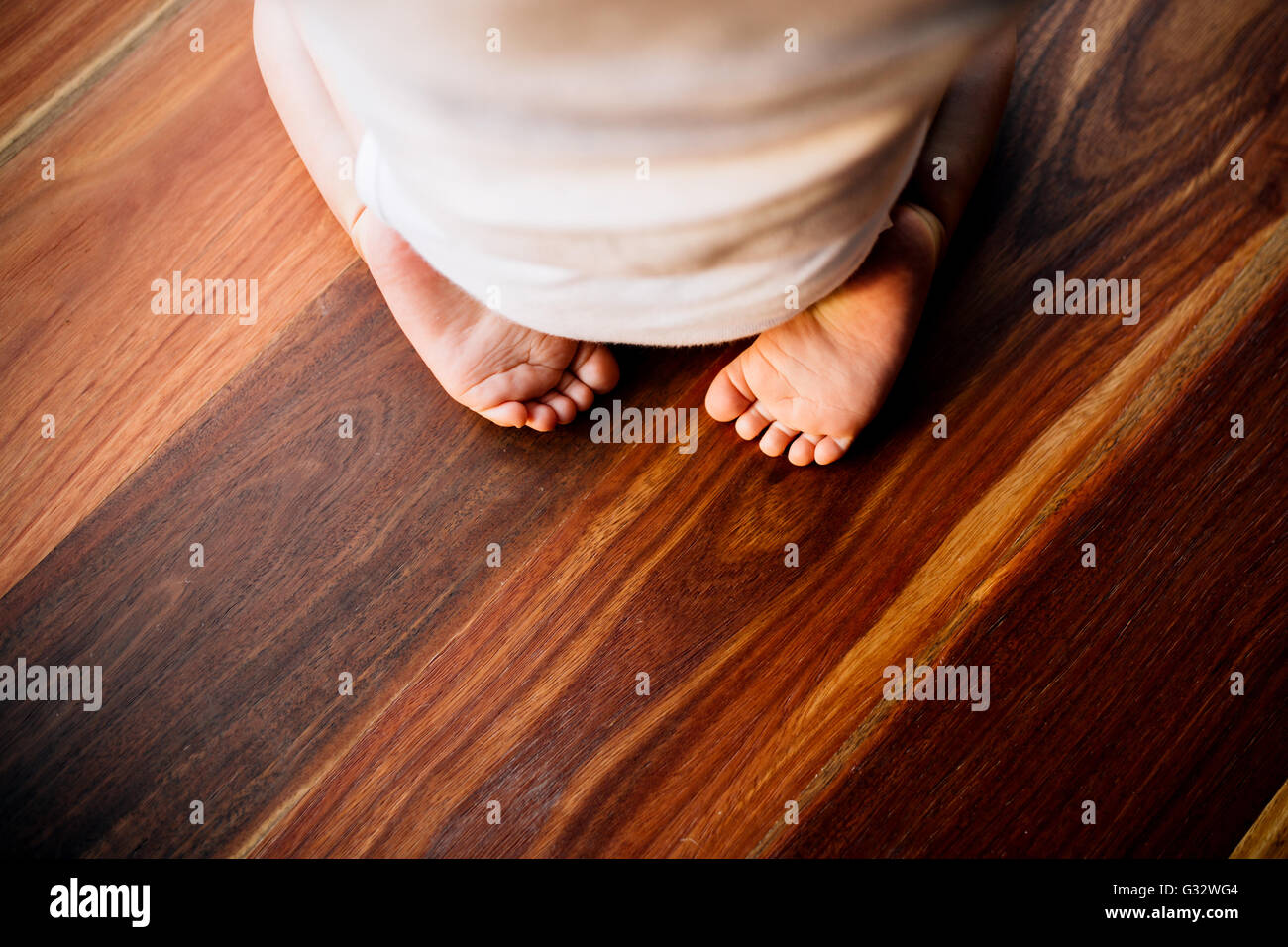 Rückansicht des Baby Junge kniend mit Füße in Nahaufnahme Stockfoto