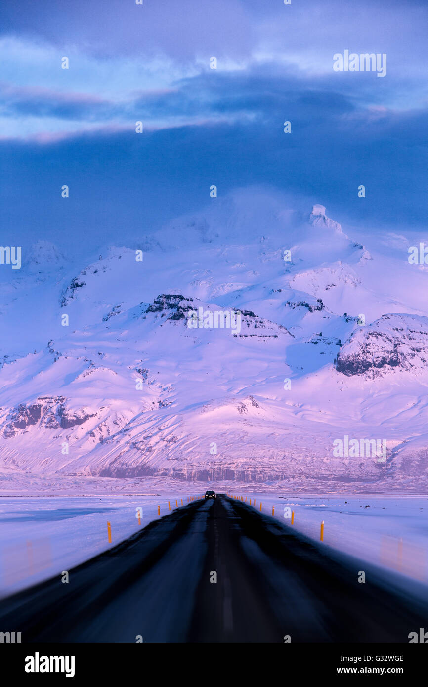Leerer Straße im Schnee bedeckt Kulturlandschaft, Island Stockfoto