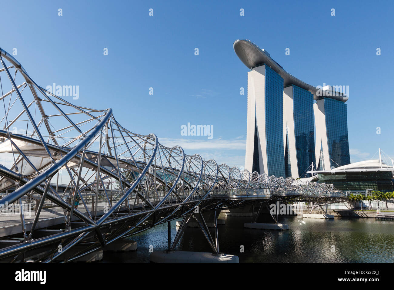 Die Helix-Brücke der Welt zuerst gebogen, Doppel-Helix-Brücke und Marina Bay Sands Hotel, Singapur Stockfoto