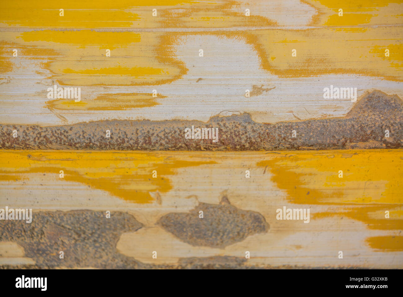 Detailbild des Gebiets Stoßstange einen Baggerlader, Verlust von Farbe und Kratzern kommen in Kontakt mit etwas zeigen Stockfoto