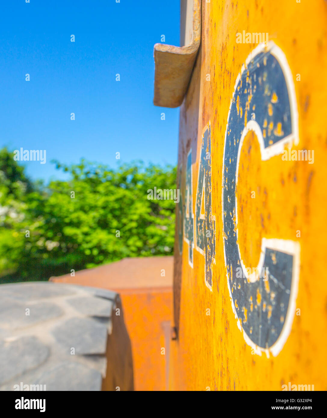 Buchstabe C und Nummer 44 lackiert in schwarz und in weiß auf der Seite eine Baumaschinen skizziert. Stockfoto