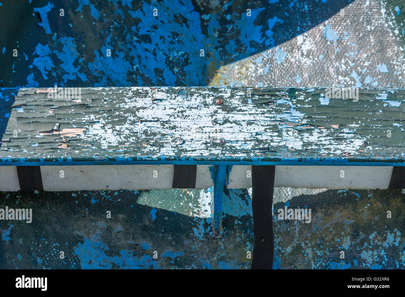 Detail-Bild von einer alten Fiberglasboot Verlegung in einem verwilderten Garten Stockfoto