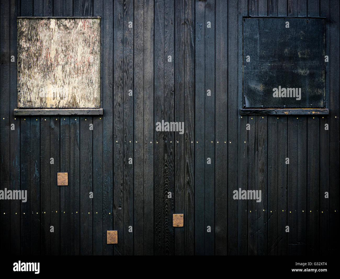 Nahaufnahme von alte Holzhütte mit Bohlen ausgelegter windows Stockfoto