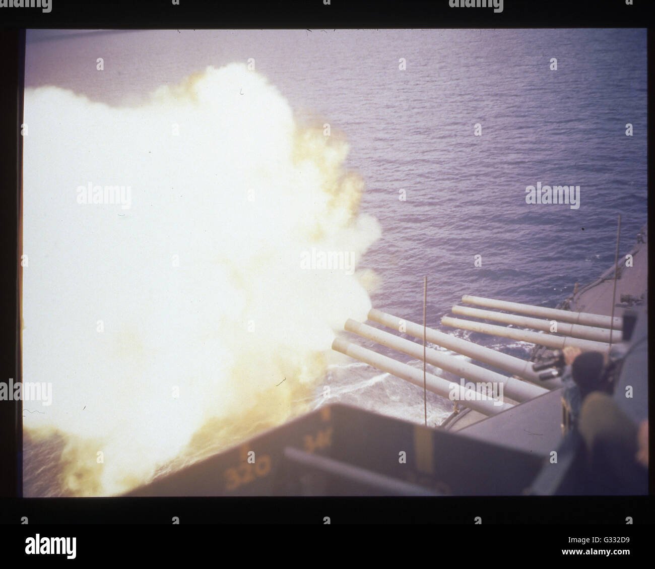 USS NEW-Mexicos Kanonen bombardiert Guam, während der Invasion. Stockfoto