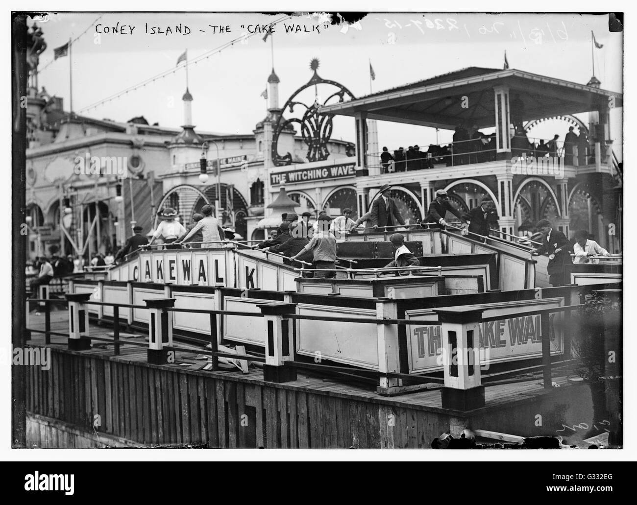 Die "Witching Waves" und "Cake Walk" waren zwei der beliebtesten Attraktionen im Luna Park. Coney Island, New York, ca. 1911. Stockfoto