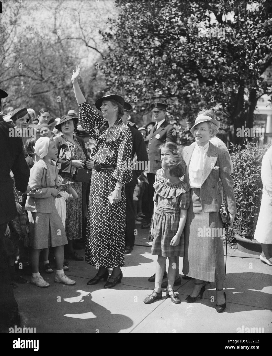 First Lady Mrs Franklin D. Roosevelt, mischt sich in einem hellen neuen Frühling Kleid, mit den Tausenden von Kindern, die ihren Gästen bei der jährlichen Ei Rollen auf den Rasen des weißen Hauses nach Ostersonntag. . Stockfoto