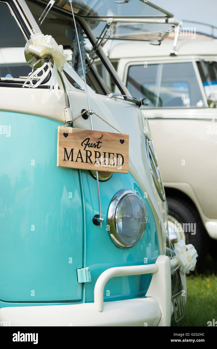 Vintage Hochzeit VW Wohnmobil mit einem Just married Zeichen auf der Frontseite an einer vw zeigen. Stoner Park, Oxfordshire, England Stockfoto