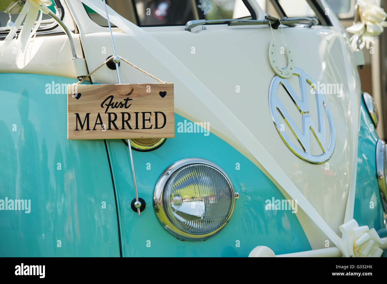 Vintage Hochzeit VW Wohnmobil mit einem Just married Zeichen auf der Frontseite an einer vw zeigen. Stoner Park, Oxfordshire, England Stockfoto