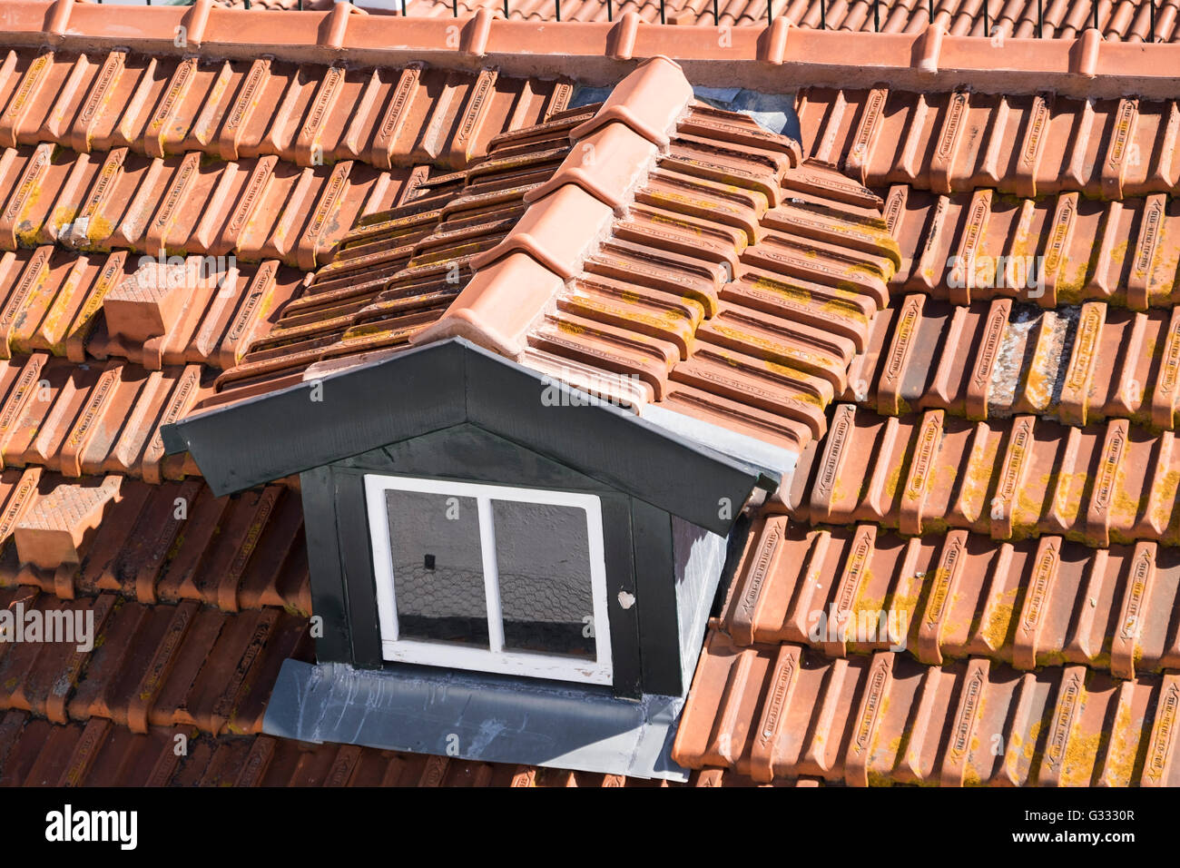 Roten Terrakotta-Dachziegel auf einem Dach in Lissabon, Portugal Stockfoto