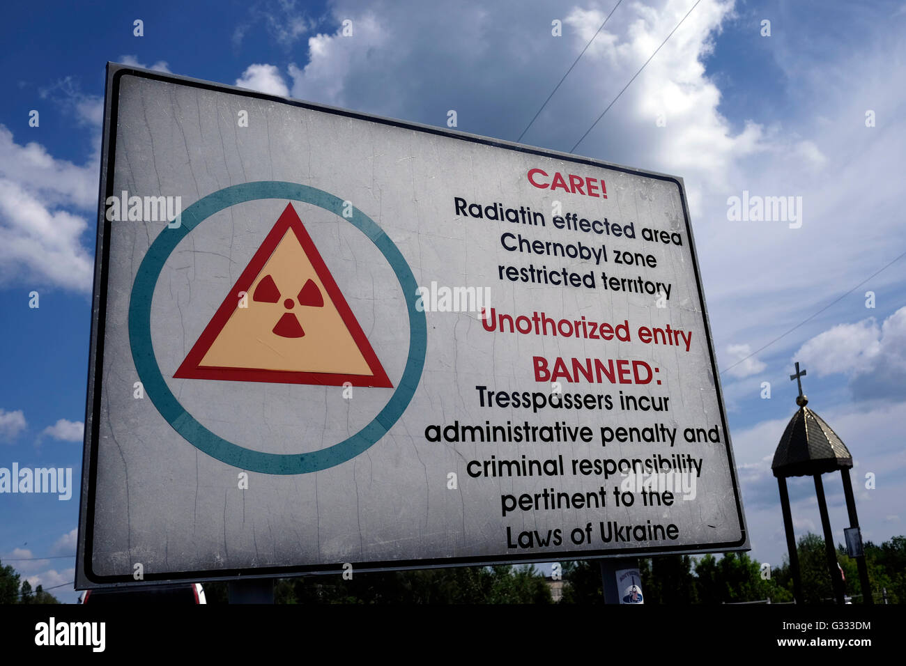 Ein Schild an der Dytyatky-Check-Point markiert den zum 30km breite eingeschränkt Eingangsbereich rund um das Kernkraftwerk Tschernobyl in der Ukraine am 4. Juni 2016. Der Unfall von Tschernobyl ereignete sich am 26. April 1986 im Kernkraftwerk Tschernobyl in der Stadt Pripjat und war der schlimmsten Kernkraft Werk Unfall in der Geschichte in Bezug auf Kosten und Verluste. Stockfoto