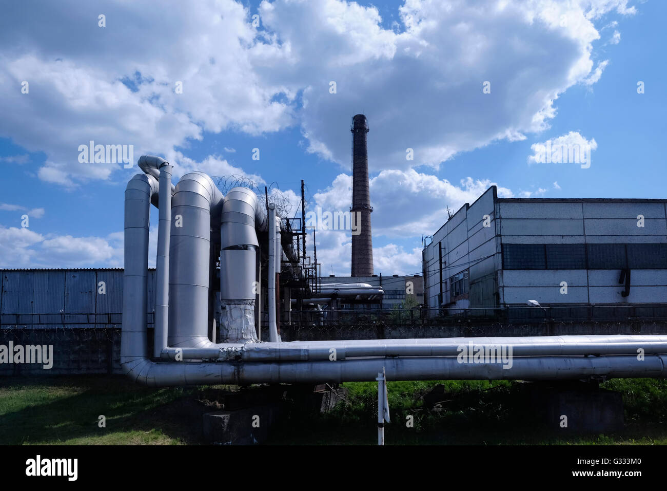 Blick auf Bogen Stahlrohre, die seit dem Unfall von Tschernobyl zu graben in kontaminierten Böden in der Sperrzone von Tschernobyl in der Ukraine am 4. Juni 2016 oberirdisch verlegt sind. Der Unfall von Tschernobyl ereignete sich am 26. April 1986 im Kernkraftwerk Tschernobyl in der Stadt Pripjat und war der schlimmsten Kernkraft Werk Unfall in der Geschichte in Bezug auf Kosten und Verluste. Stockfoto
