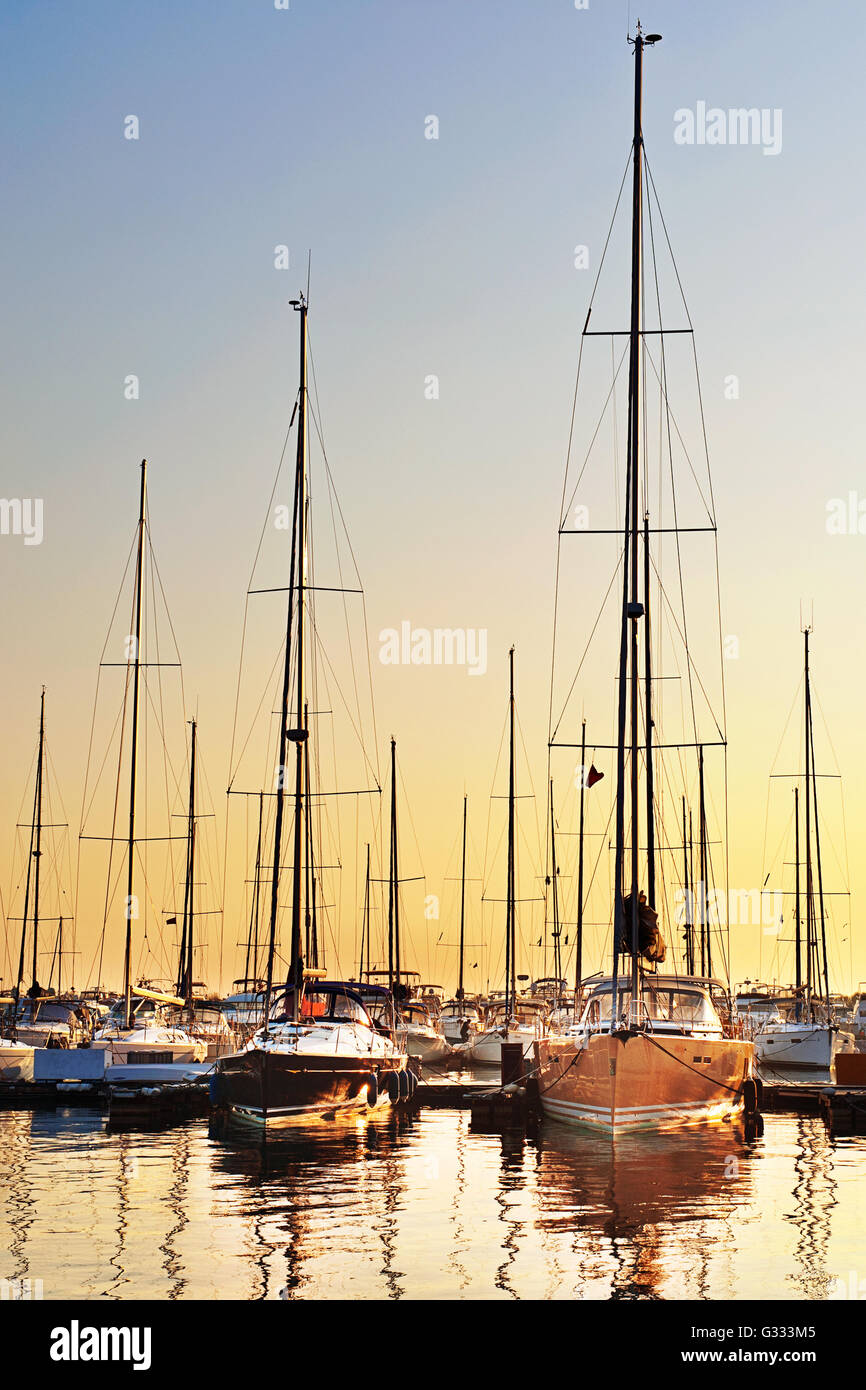 Yachten günstig auf das Marmarameer an Atakoy marina, Istanbul, Türkei Stockfoto