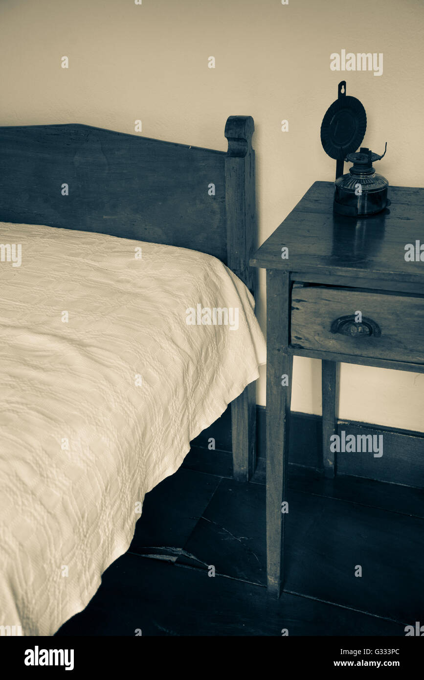Altmodische Bett und Nachttisch Stockfoto