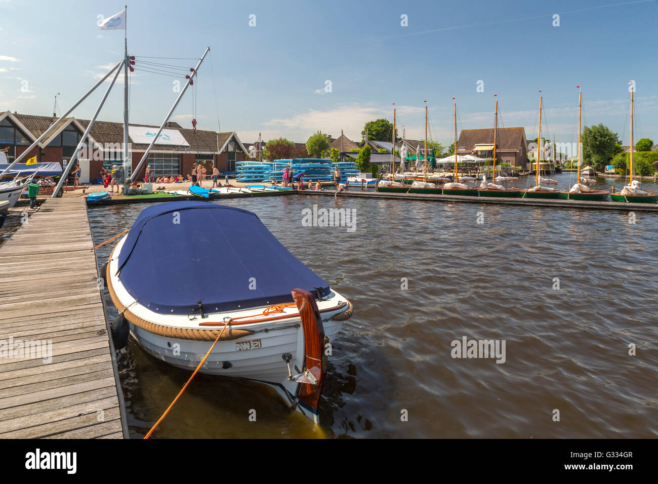 Marina, genannt "Jachthaven Plaszicht" befindet sich auf Nieuwkoopse Plassen, einem berühmten Seengebiet in Süd-Holland, Niederlande. Stockfoto