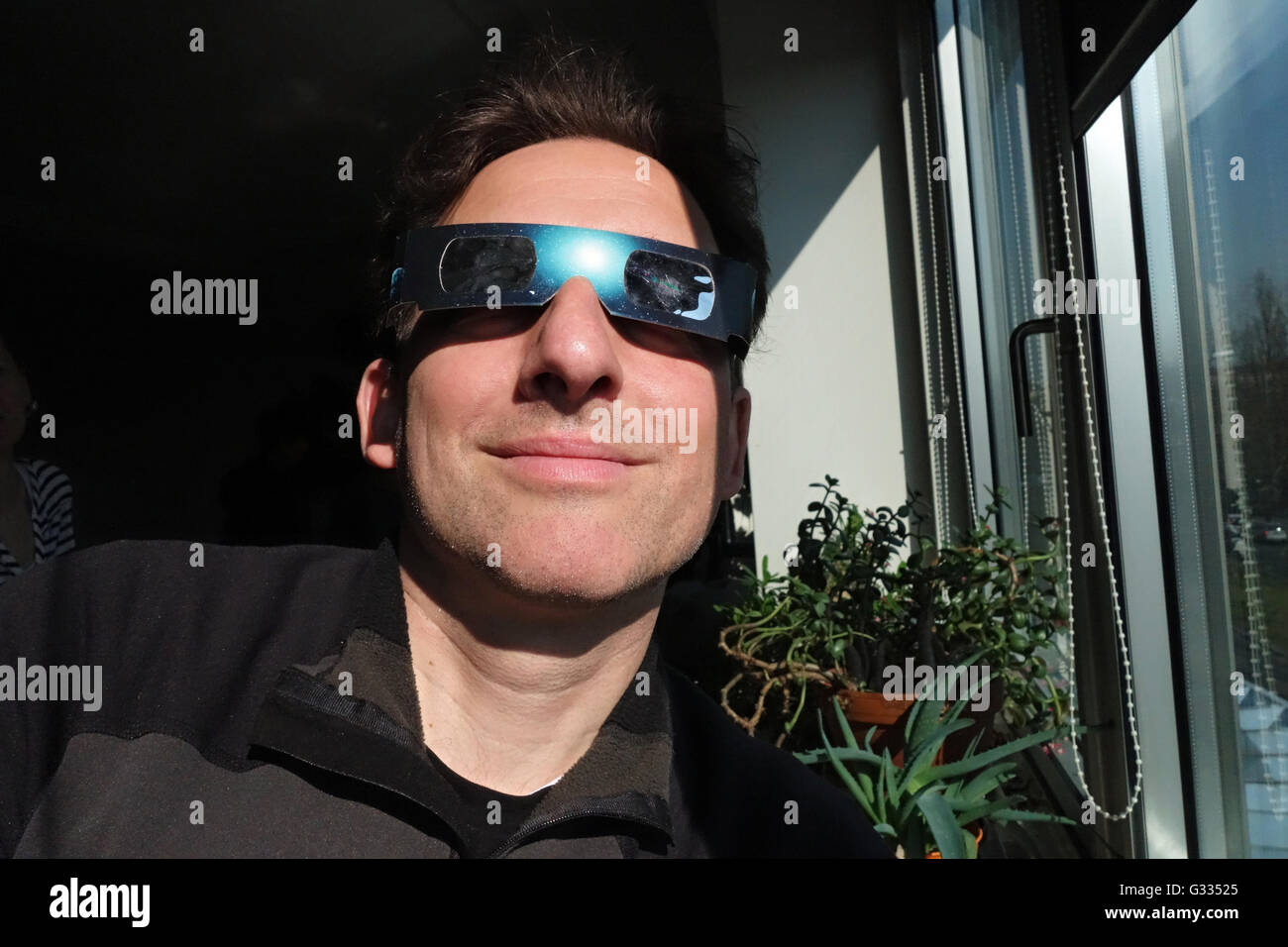 Berlin, Deutschland, Man schaut ein paar spezielle Gläser, die partielle Sonnenfinsternis Stockfoto