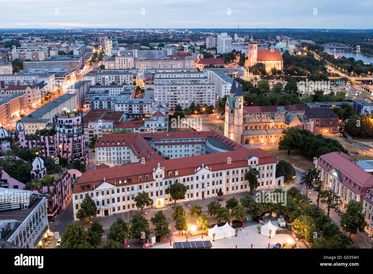 Magdeburg, Deutschland, Luftbild der Innenstadt in der Nacht