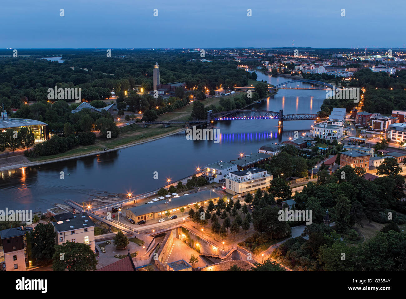Magdeburg, Deutschland, Luftaufnahme mit Blick auf die Elbe-Abend Stockfoto