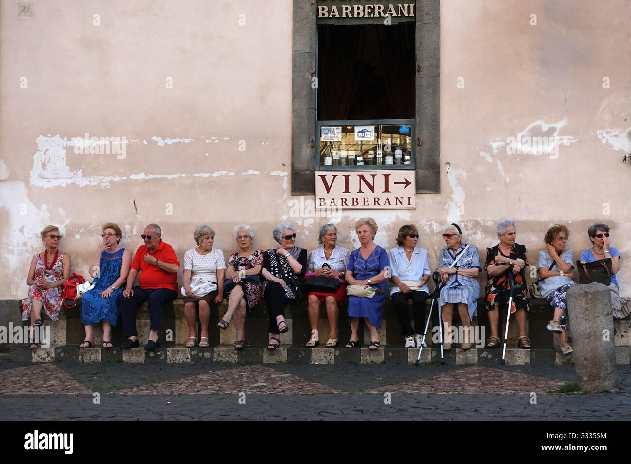 Orvieto, Italien, Senioren sitzen nebeneinander Stockfoto