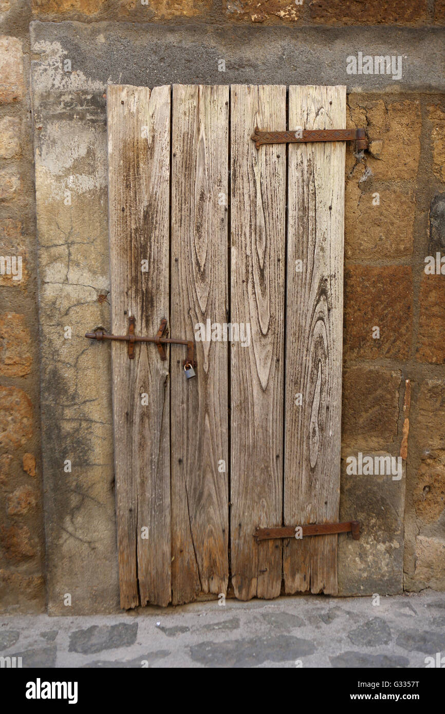 Torre Alfina, Italien, geschlossen Türen aus Holz Stockfoto