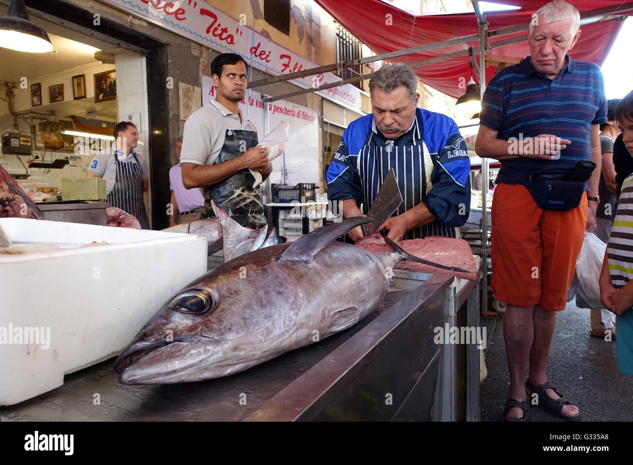 Syrakus, Italien, Fischhändler filetiert einen Thunfisch Stockfoto