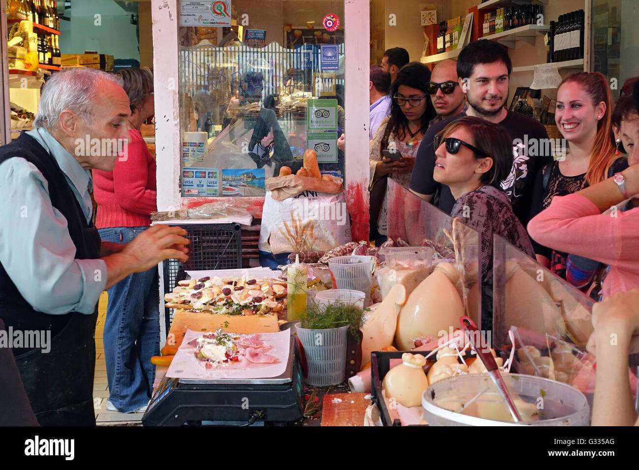 Syrakus, Italien, Menschen kaufen Schinken und Baguette von einem Händler abgeschlossen Stockfoto