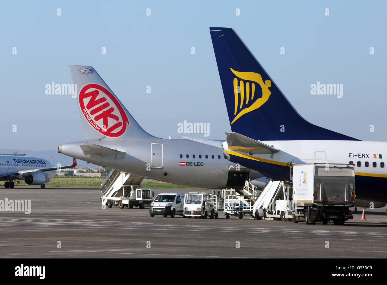 Catania, Italien, Heckfluegel Air Niki Airbus A320 und Boeing 737 der Ryanair Stockfoto
