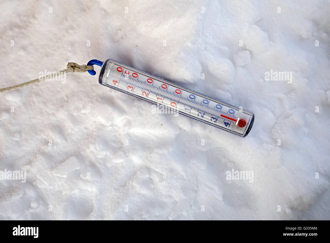 ? K skero, Finnland, außen Thermometer zeigt minus 30 Grad Celsius im Schnee Stockfoto
