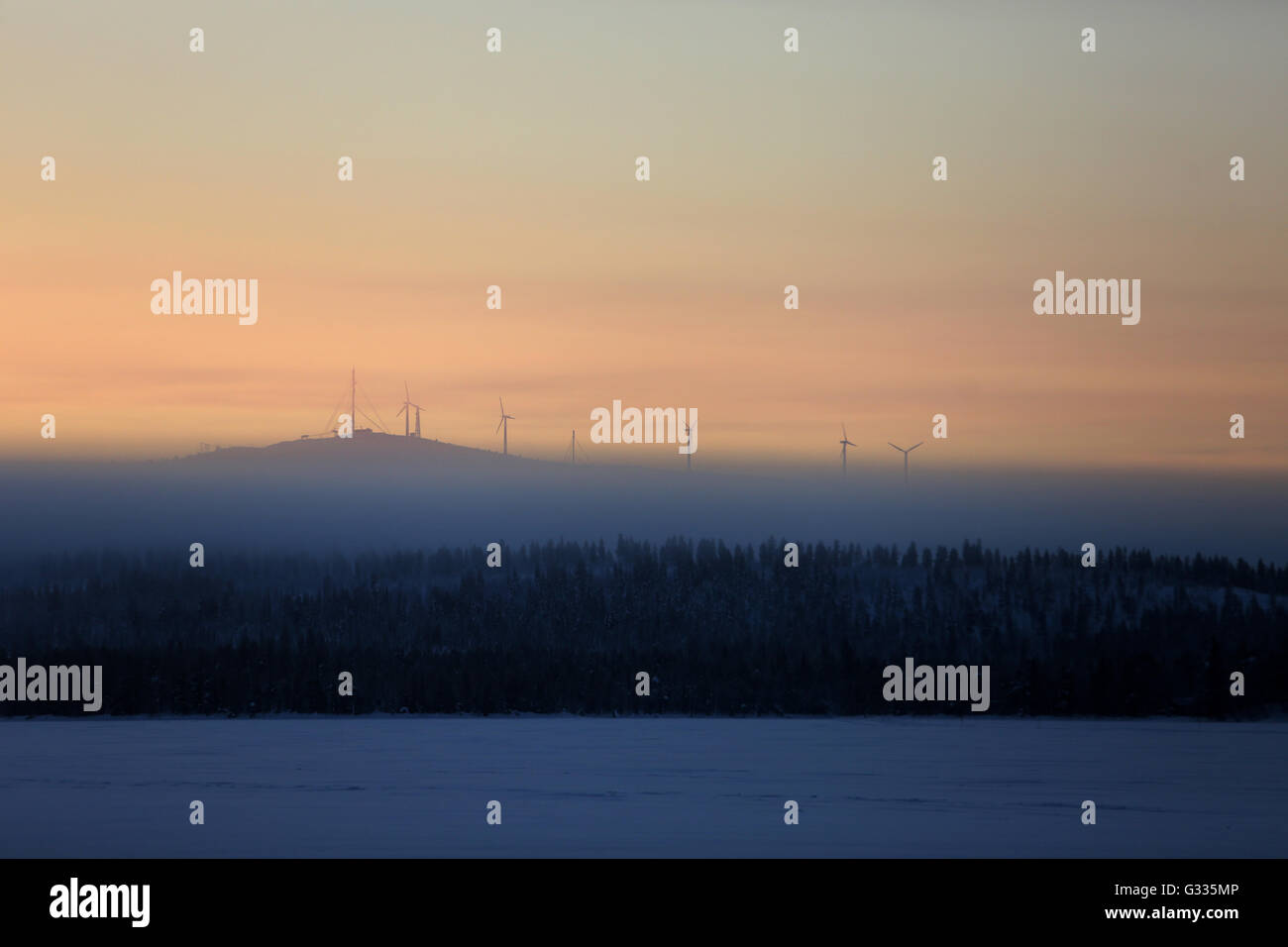 ? K skero, Finnland, Schneelandschaft mit Wind Fahrräder in der Abenddämmerung Stockfoto