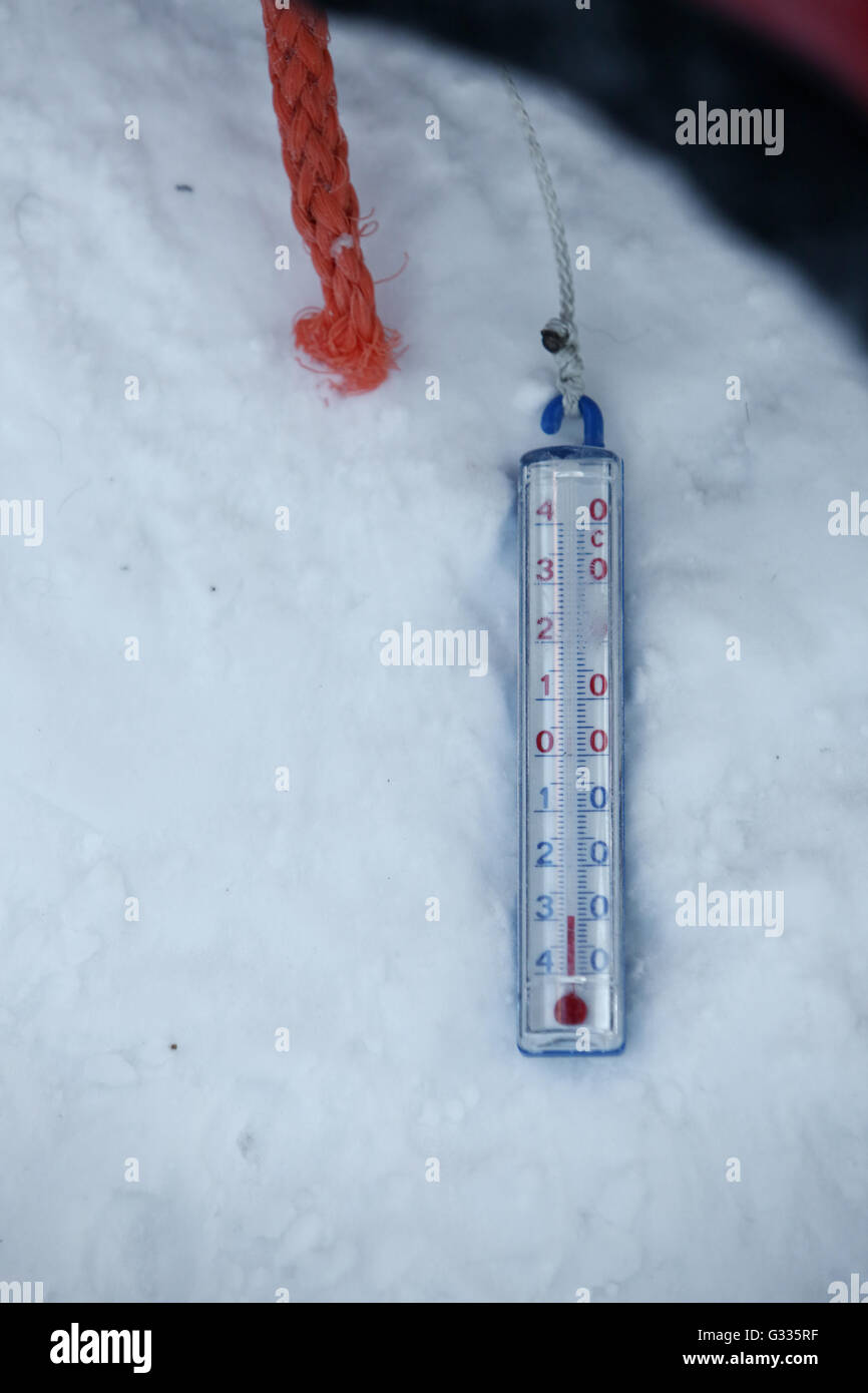 ? K skero, Finnland, außen Thermometer zeigt minus 30 Grad Celsius im Schnee Stockfoto