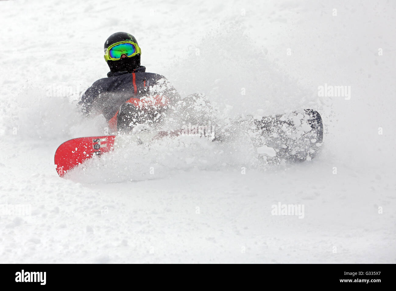 Startstelle, Österreich, stürzt Man beim Snowboarden im Tiefschnee Stockfoto