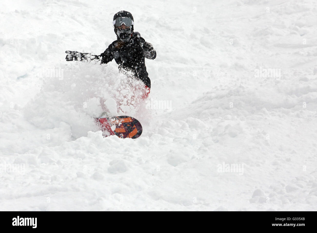 Startstelle, Österreich, ein Junge, Snowboarden im Tiefschnee Stockfoto