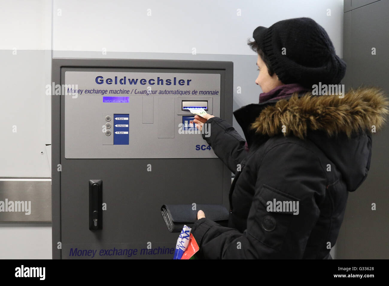 Berlin, Deutschland, Frau schob eine Rechnung in einer Änderung Maschine Stockfoto