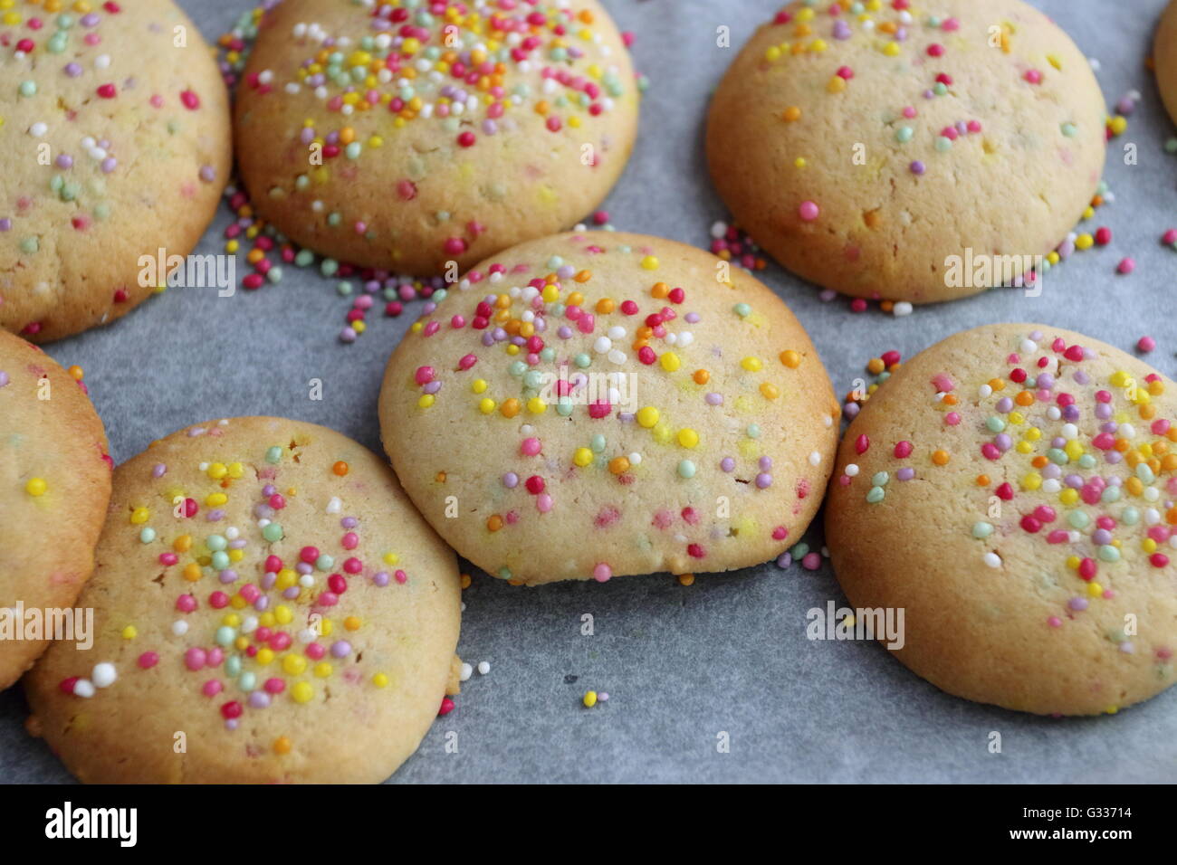 Nahaufnahme der frisch gebackene Kekse mit Hunderten und Tausenden an der Spitze Stockfoto