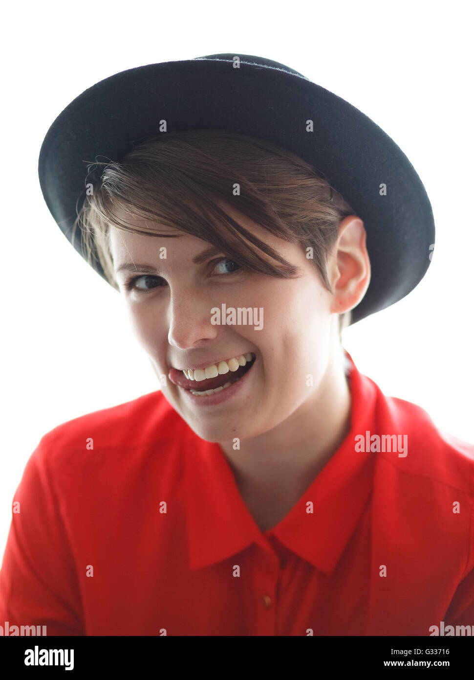 Charmante junge Frau mit Hut ohne Make-up auf weißem Hintergrund Stockfoto
