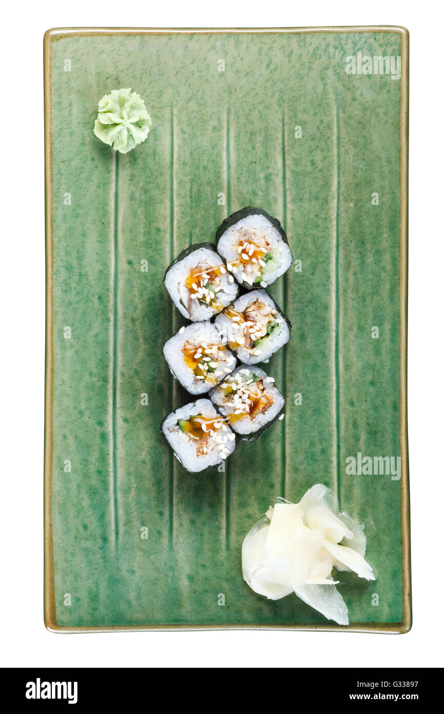 Sushi-Rollen mit Thunfisch und fliegende Fischrogen auf einem Teller mit Wasabi und Ingwer. Ansicht von oben. Isoliert auf weißem Hintergrund. Enthalten cli Stockfoto