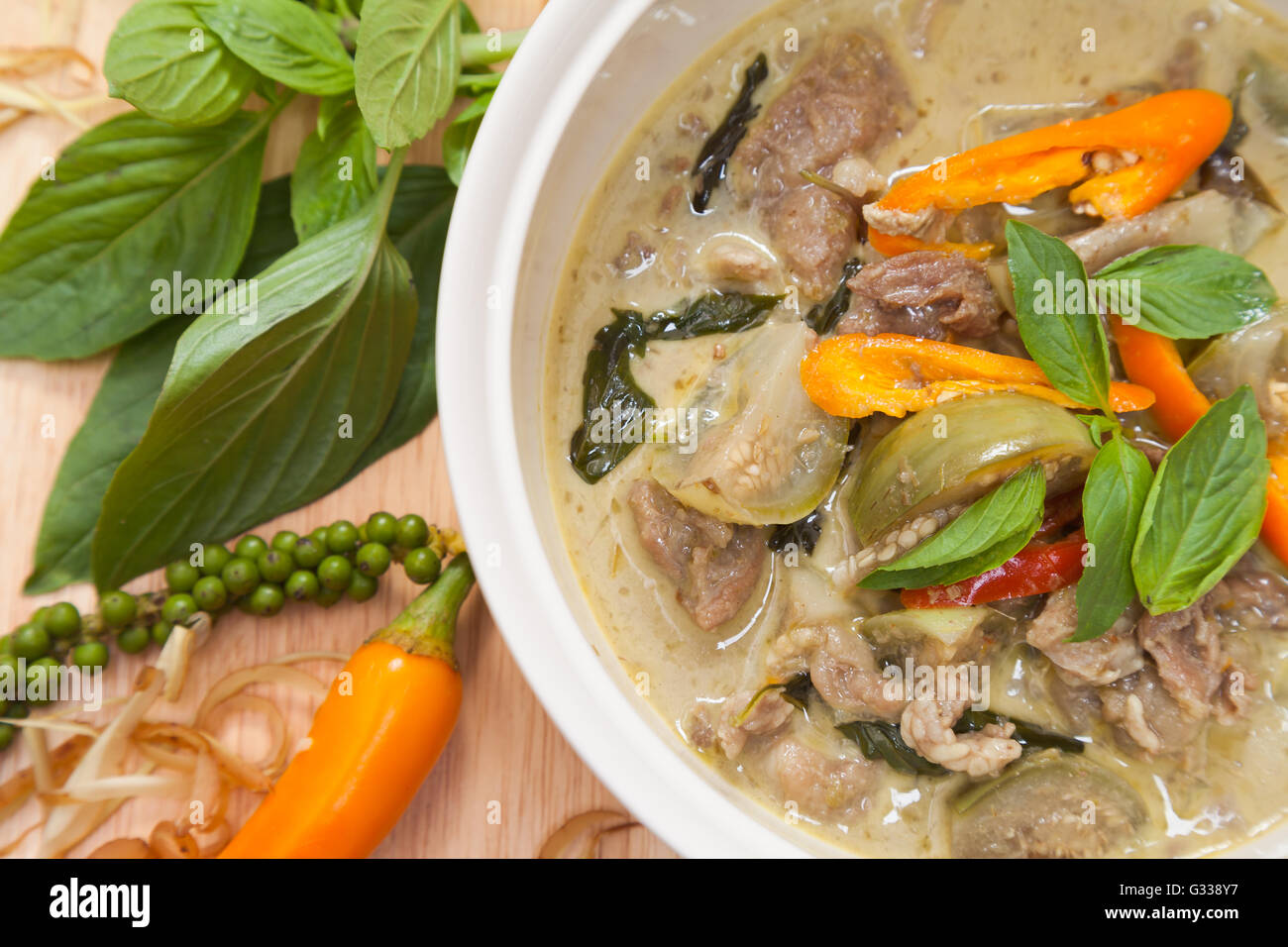 Grünes Curry Rindfleisch in Kokosmilch ist thailändisches Essen würzigen Geschmack. Stockfoto