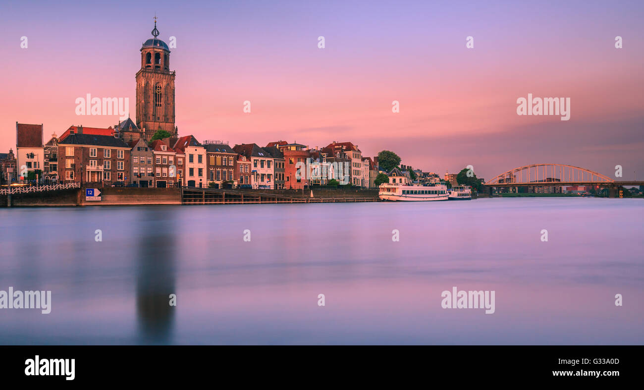 Die alte historische Stadt Deventer an der IJssel in den Niederlanden Stockfoto