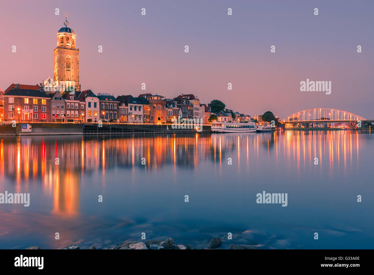 Die alte historische Stadt Deventer an der IJssel in den Niederlanden Stockfoto