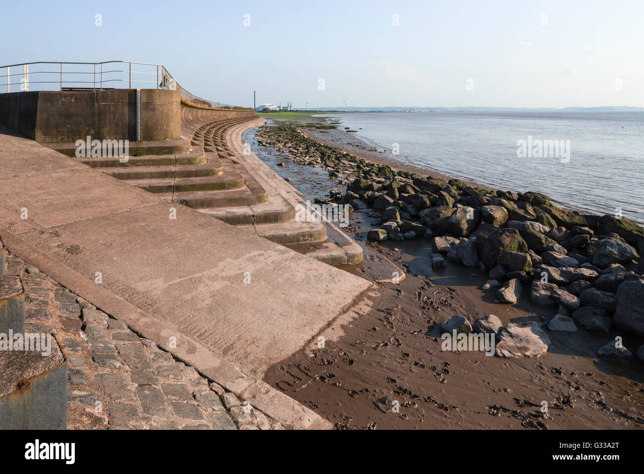 Konkrete Gezeiten Abwehrkräfte auf den Fluss Severn bei Severn Strand, South Gloucestershire, in der Nähe von Bristol. Stockfoto