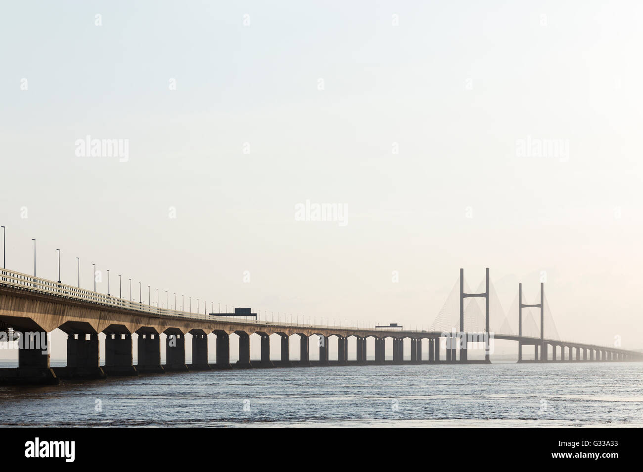 Die zweite Severn Crossing M4 Autobahnbrücke zwischen England und Wales, von Severn Strand in der Nähe von Bristol betrachtet. Stockfoto