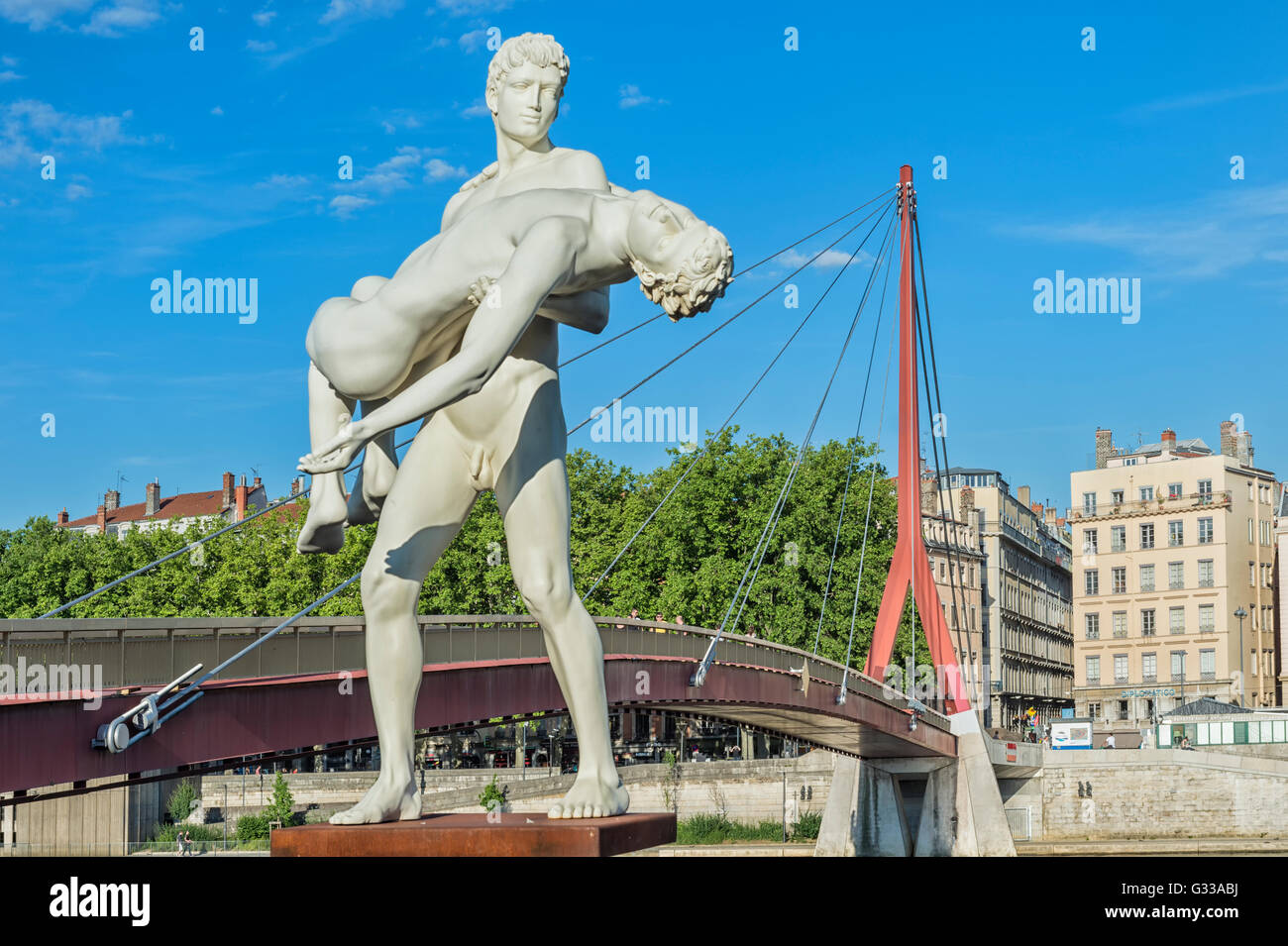 Das Gewicht von Oneself Statue auf der Saone Banken in der Nähe des Palais de Justice Fußgängerbrücke, Lyon, Rhone, Frankreich Stockfoto