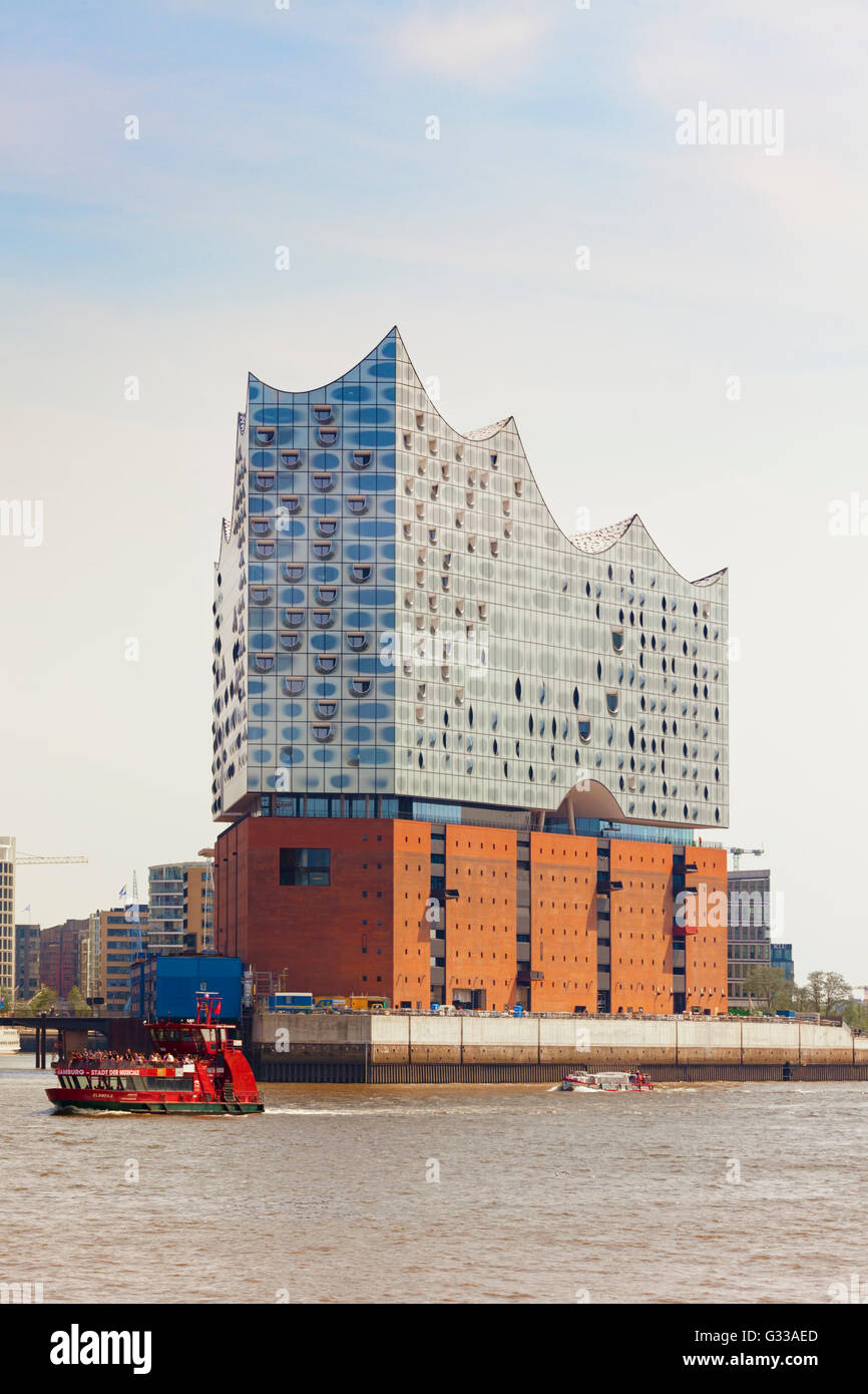 Elbphilharmonie in Hamburg HafenCity Quartal. Ausflugsboote vorbei. Stockfoto