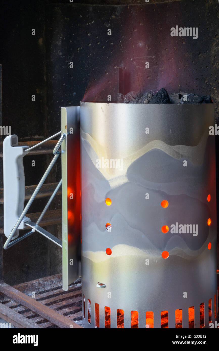 Ein Werkzeug für leichtes Feuer im Grill Stockfoto