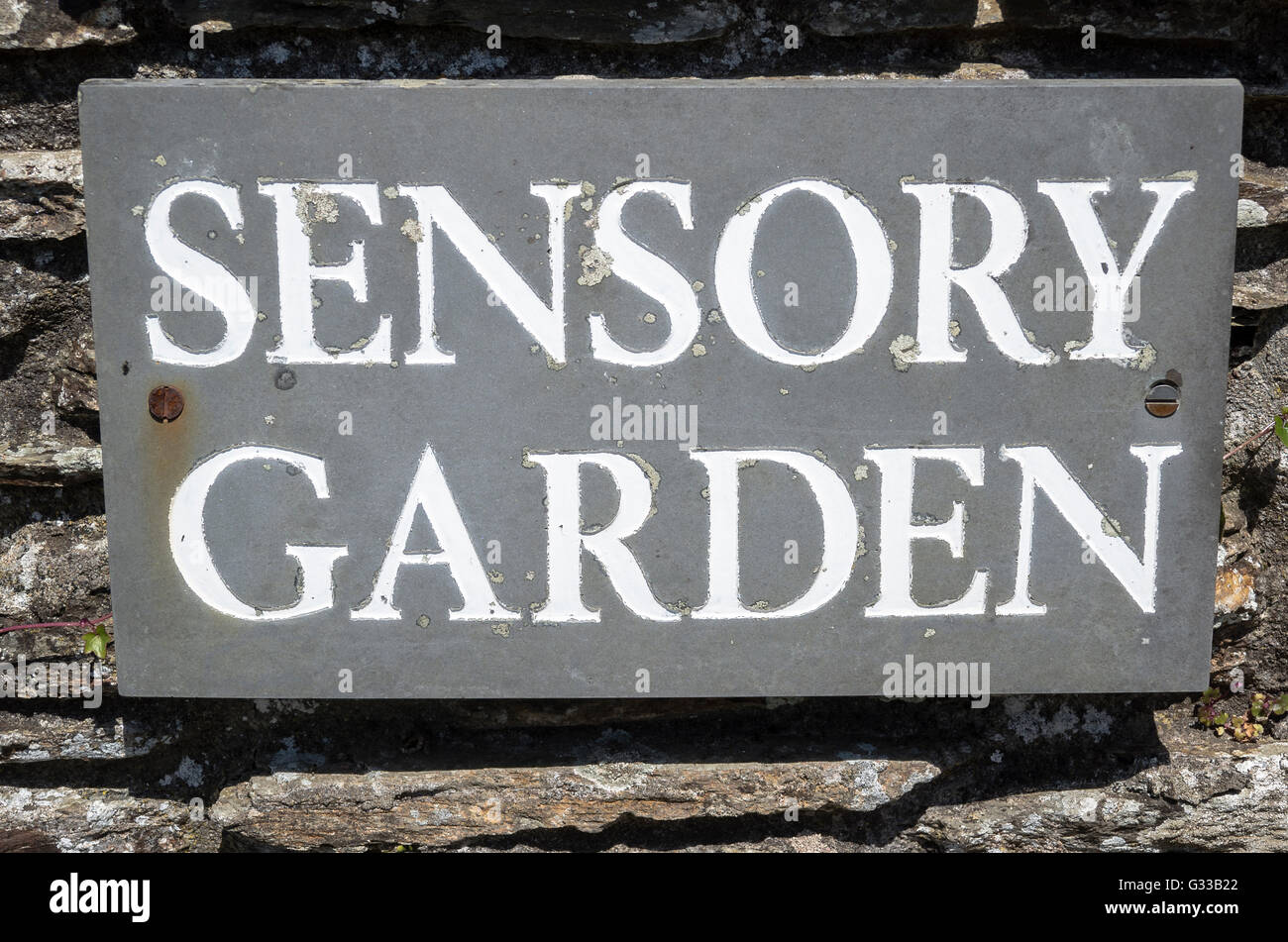 Erkennungszeichen für einen bestimmten kleinen Garten als "Sensory" zugunsten der deaktiviert oder sehbehinderte Besucher Stockfoto